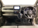 車内は光触媒抗菌消臭施工済です。スタイリッシュなデザインで暖かみのあるインパネ周りを演出します。グローブボックスやカップホルダーのほかにトレーなどたくさんの収納スペースが装備されています。