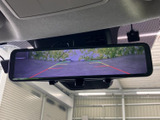 後方の様子と進路の目安を画面で確認でき、駐車時の位置合わせをサポートします。ミラーに映る表示で後方を把握しやすく、狭い場所での駐車にも心強い装備です。