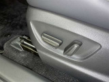 スイッチ一つでシート調整可能な電動パワーシートです。 細かい調整ができるので、何時でも思い通りのポジションが取れますね。
