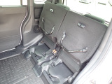 ◆チップアップ&ダイブダウン機構付【ULTR SEAT】は後席座面を左右分割で跳ね上げることができます。トランクで積載できない背の高い荷物をラクラク収納できます。ホンダ車ならではの人気装備です。