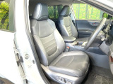 【合皮レザーシート】汚れのふき取りが容易でメンテナンスもが簡単な、機能性に優れる合成皮革を採用した上質なシートです。座り心地もよく、高級感あふれる心地良い車内空間を演出してくれます。
