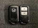 スマートキーを装備しています。鍵を差し込むことなくドアロックの開け閉めと、スタートボタン操作でのエンジンスタートができます。スペアキーも同じものを用意しております。