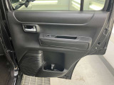 パワーウィンドウのスイッチですよ。運転席に居ながら窓を開け閉めのコントロールできます。