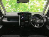 見晴らしのよいフロントまわりで、運転席から前方を広く確認できます。左右の窓から光が差し込む明るい室内に、シートや収納類が整然と配置され、日々の移動を支えます。