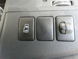 片側電動スライドドアのスイッチ付です。車内からもスイッチひとつで楽にドアの開閉が可能です。電動なので開閉時に力を使う必要がなく、半ドアになることもありません!