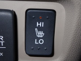 運転席には、【シートヒーター】が装備されています。温度調整も切り替えができお好みの設定で快適なドライブを楽しめます。腰から下が暖まると、暖房よりも体があったまりますよ。