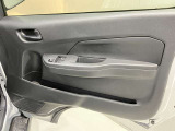 【運転席ドア】ボトルホルダーや収納ポケットが付いているので運転席周りもスッキリ保てます!