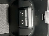 アクセサリーソケットや、携帯の充電などに便利な充電用USBポート(USB Type-C)を装備!車内にあると便利なアイテムのひとつですね