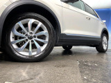 ●純正17インチアルミホイール:輸入車ならではの卓越した走りを支えるホイールと足回りです!日本車の走りに慣れている方にもぜひ体感して頂きたいほど、高いレベルでまとまっています!