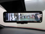 スマートルームミラー付きで後部座席に乗車してても後方がしっかり見れます