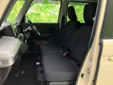 前席には左右それぞれにシートとヘッドレストを備え、運転席まわりまで見渡せる開放的な室内です。視界を確保しやすく、乗る方を迎え入れる空間もすっきりしています。