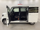 床は低く、天井は高く、すみずみまで使える四角い荷室の大空間です。運転席以外の空間すべてに荷物が積める!。助手席側センターピラーレス (ドアインピラー構造)です。