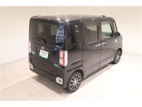 後部座席とリヤはプライバシーガラスになっています。座っている人や置いてある荷物が見えにくくなっているのでプライバシーの確保が出来ます。