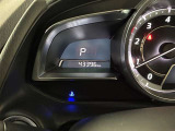 視認性に優れたメーターを採用しており、走行中でも車速や情報が分かりやすく表示されます。運転時の視線移動をむりのない範囲に抑え、快適で安心感のあるドライブをサポートします。