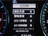 レーンディパーチャーアラートとは車線、又は走路からの逸脱の可能性を警告すると共に、車線、又は走路からの逸脱を避けるためのハンドル操作の一部を支援する機能です。詳細は販売店スタッフまでお尋ね下さい。