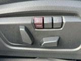 運転席メモリー付きフロント電動シート装備。