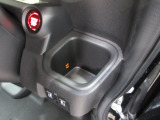 運転席右側のドリンクホルダーです。