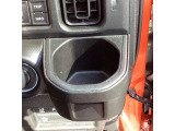 手の届きやすい所にドリンクホルダーがありますので長い時間の運転の際に便利です。