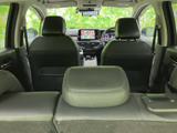 後席から前方の様子まで見渡せる室内で、同乗者も車内の広がりを感じやすい空間です。前席のモニターも確認でき、乗車中の過ごし方をイメージしやすいのもうれしいポイントです。