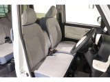 ■ベンチシート■  運転席&hArr;助手席の移動もしやすいベンチシートです。