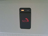 【SOSコール(有料登録)】万が一の事故発生時には、エアバッグ展開と連動し自動通報されます。専門のオペレーターが警察や消防への連携をサポートします。自車位置や所有車の情報が自動的に連絡されます。