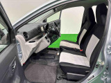 ヒップポイント低めに設定し圧迫感の無い頭上空間を実現。大人がゆったり乗れる足もと広々フロント分割シ-ト