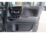 【運転席内ドア 】ミラー操作やウィンドウ開閉スイッチはドライバー目線で配置され、快適な操作性を実現!