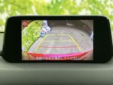 後方の映像と目安線をモニターに表示し、駐車時の周囲確認をサポートします。目視とあわせて後方の状況を把握しやすく、車庫入れや駐車場で便利です。
