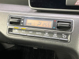 【オートエアコン】一度お好みの温度に設定すれば、車内の温度を検知し風量や温度を自動で調整。暑い&hellip;寒い&hellip;と何度もスイッチ操作をする必要はありません。快適な車内空間には必須の機能ですね♪