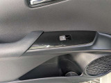 パワーウィンドウのスイッチですよ。運転席に居ながら窓を開け閉めのコントロールできます。