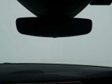 自動防眩ミラーです。夜間走行では後続車からのライトが眩しくなく安全です。