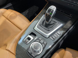 BMWの高性能オートマチックは、ATセレクトレバーを左側に倒すことで、通常の「D」から「S」(スポーツ)または「M」(マニュアル)へと切り替えが可能です。