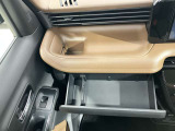 インスト助手席スライドボックス・大きなボックスティッシュも収納できる容量へ拡大。仕切り可能な溝が3カ所あるので、自由にレイアウトができます。出し入れしやすいスライドの角度にもこだわりました