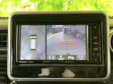 後方の映像に加えて車両周辺も画面に表示され、駐車時に周囲を確認する助けになります。目安となるラインも見やすく示されており、車庫入れや狭い場所での取り回しをサポートします。