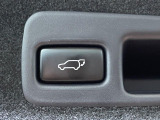 【パワーバックドア】スマートキーや運転席のボタンを押すだけでリアゲートが自動で開閉します!荷物を持っている時や、高い位置にあるバックドアを閉める際に便利な機能です♪