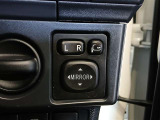 格納式リモコンドアミラースイッチ。狭い駐車場などの利用の際、運転席でドアミラーを格納でき便利です