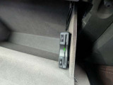 ダッシュボード内にすっきりと収納されたETC車載器です。高速道路の料金所をスムーズに通過でき、遠出のドライブも快適です。