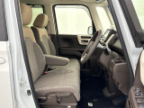車内はベージュ、グレー色基調になっており明るい雰囲気でお乗りいただけます