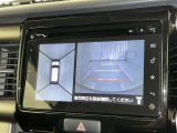 パノラミックビューモニターを装備。駐車場や交差点でクルマを真上から見るように周囲を確認できます。機能の詳細は販売店スタッフまでおたずねください。