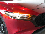 アダプティブLEDヘッドライト カメラや車速センサーと連動して、ハイ、ロー、ワイドローのLEDライトを常に最適な配光に自動制御する優れものです!