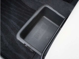 ◆シートアンダートレー◆置靴などをすっきりとしまえる収納が助手席の下にございます。取り外して、手軽にお手入れもできます。