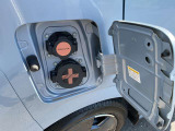 車を降りてさっと充電できるよう、車両右側に充電ポート設計。