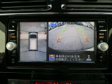 ギアを『R』に入れるとナビ画面に、まるで雲の上から覗いているような映像が映り、駐車をサポートしてくれます。