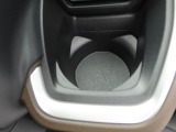 カップホルダーは運転席や助手席からちょうど手の届く位置です!!