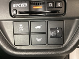 ハンドルの右下にはヘットライトリベライザーとVSA(ABS+TCS+横滑り抑制)の解除スイッチがついています。ヘッドライトリベライザーは道路状況や積荷の加重に応じてライトの高さを調節できます。