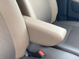 【運転席】アームレストで疲れを低減