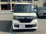 ハロゲンより明るく、より遠くまでさらなる安心感のあるLEDヘッドライトを採用。点灯忘れも防止できるオートライトコントロール機構付きです。