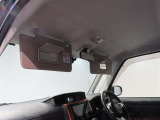 運転席・助手席にバニティミラー付サンバイザーを装備。さらに、運転席はチケットホルダー付です