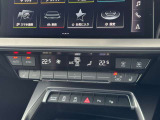 運転席、助手席を別々に温度調整できるオートエアコン。