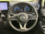手元に複数のスイッチが配置され、運転姿勢を保ちながら機能を利用しやすい構成です。メーターや画面と合わせて、運転中に必要な情報へ目を向けやすくなっています。